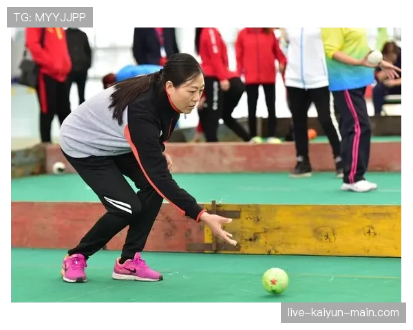 界外判定规则：裁判判罚与掷球落点要点