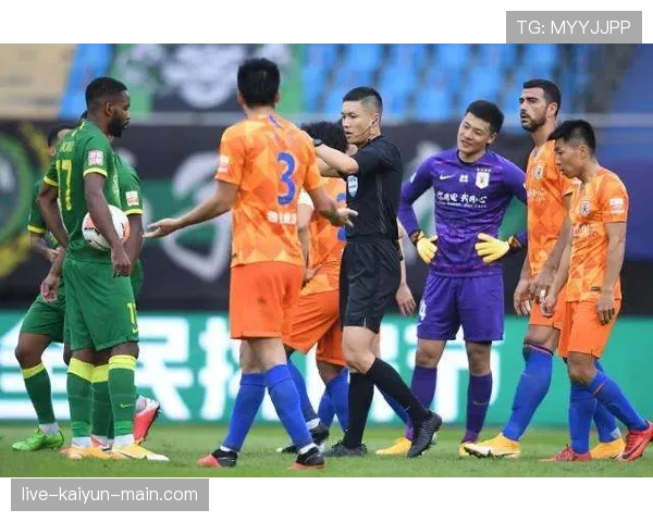 足球装备规则详解：裁判如何判定违规及比赛影响